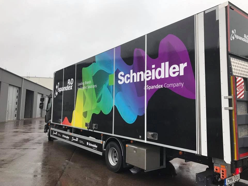 Fasadskylt i aluminium monterad på kontorsbyggnad